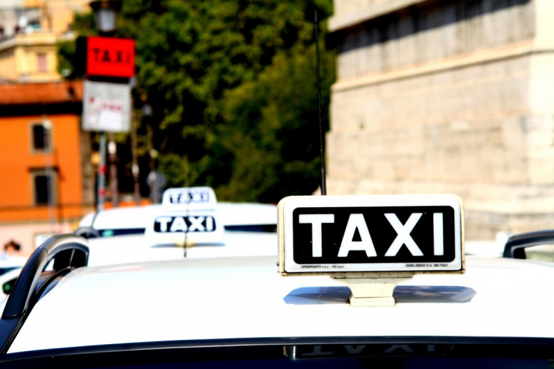 taxis-ASPREMONT-min_taxi_auto_rome_road_white-1051610